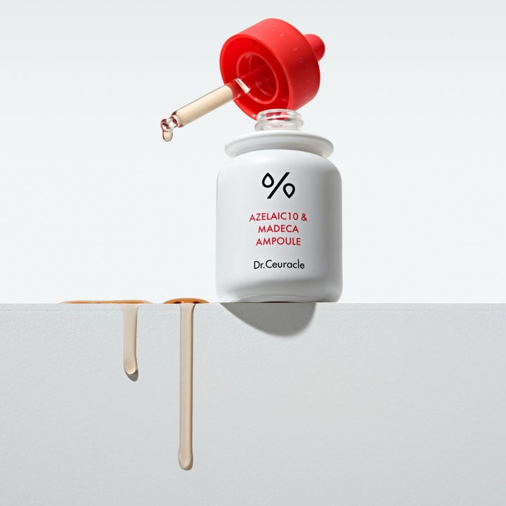 Dr. Ceuracle Azelaic 10 & Madeca Ampoule 30 ml beroligende serum i hvid flaske med rød pipette og dryppende tekstur.
