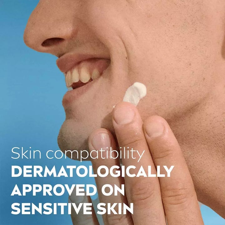 NIVEA Sensitive Daily Protect Moisturiser 50 ml dagcreme SPF30 påføres på kinden og er godkendt til sensitiv hud.