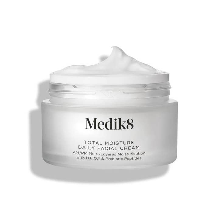 Medik8 Total Moisture Daily Facial Cream 50ml fugtgivende ansigtscreme i frostet glaskrukke med fyldig hvid tekstur.