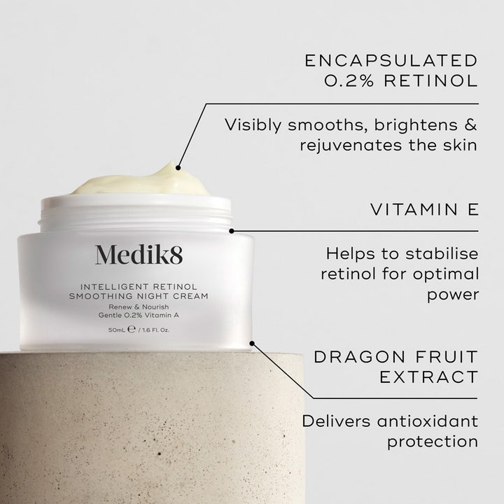 Medik8 Intelligent Retinol Smoothing Night Cream 50 ml udglattende natcreme i hvid krukke med 0,2% retinol