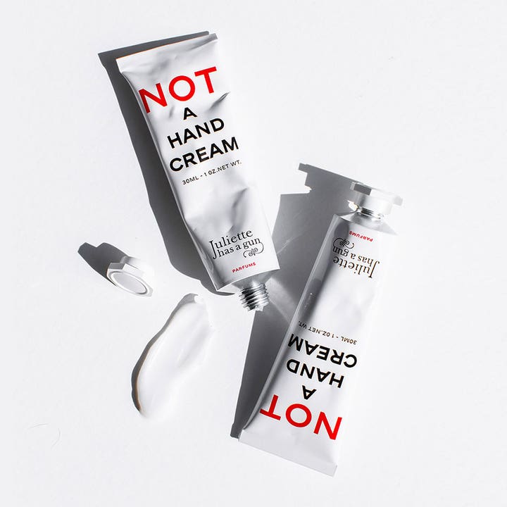 Juliette has a gun Not A Perfume Hand Cream 30 ml fugtgivende håndcreme i hvide tuber og cremet hvid tekstur