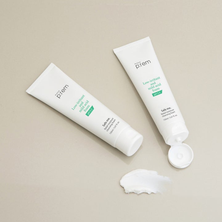 Make Prem Safe Me. Relief Moisture Cleansing Foam 150 ml i hvide tuber med en blød, cremet tekstur ved siden af.