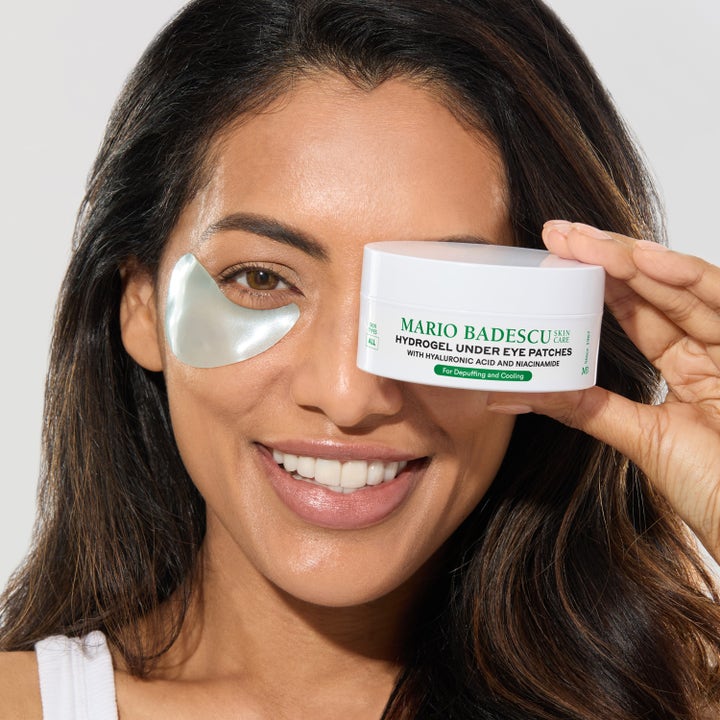 Mario Badescu Hydrogel Under Eye Mask 60 stk kølende eye patches på en kvinde der holder den hvide krukke.