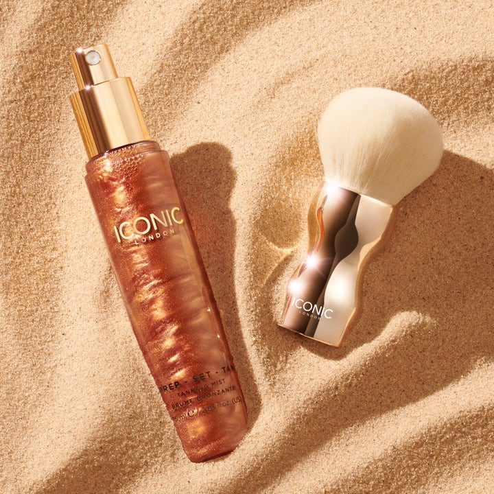 ICONIC London Prep Set Tan 75 ml selvbruner spray og børste i sand skaber en solkysset glød