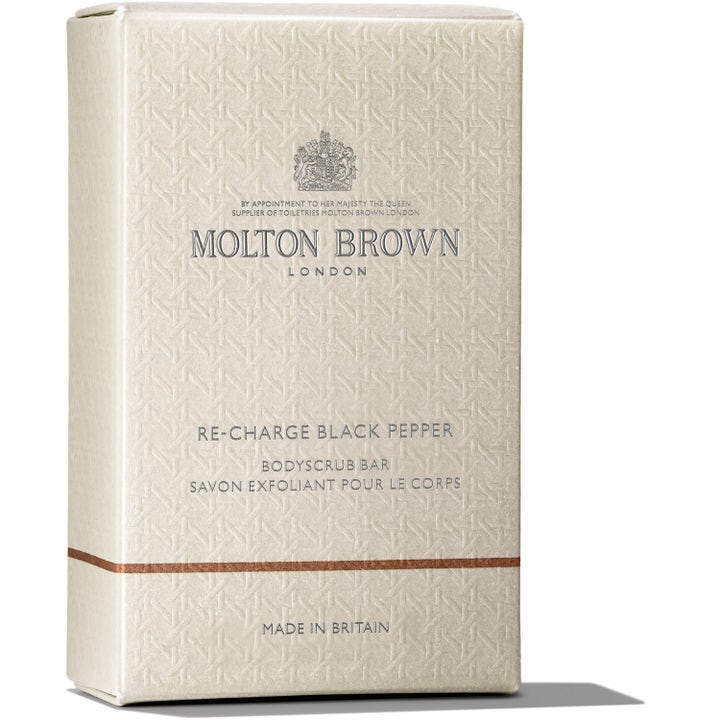 Molton Brown Re-charge Black Pepper Bodyscrub Bar 250 g i en elegant cremefarvet æske med mønstret tekstur