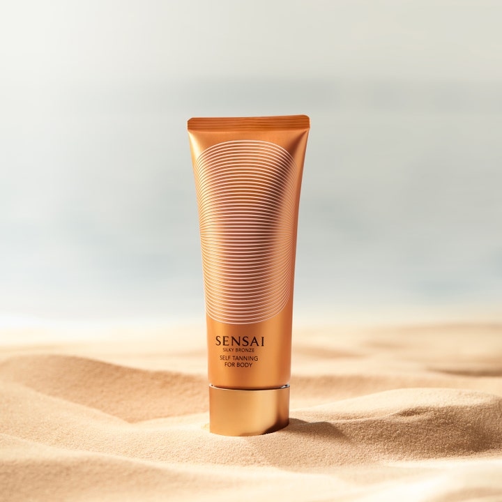 Sensai Silky Bronze Self Tanning For Body 150 ml giver solkysset glød i en bronzefarvet tube i lyst sand.