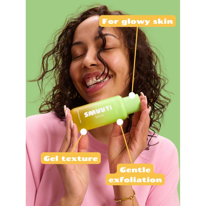 Smuuti Skin Pear Balance Toner 130 ml gel toner til glød og mild eksfoliering holdt af model i lyserød