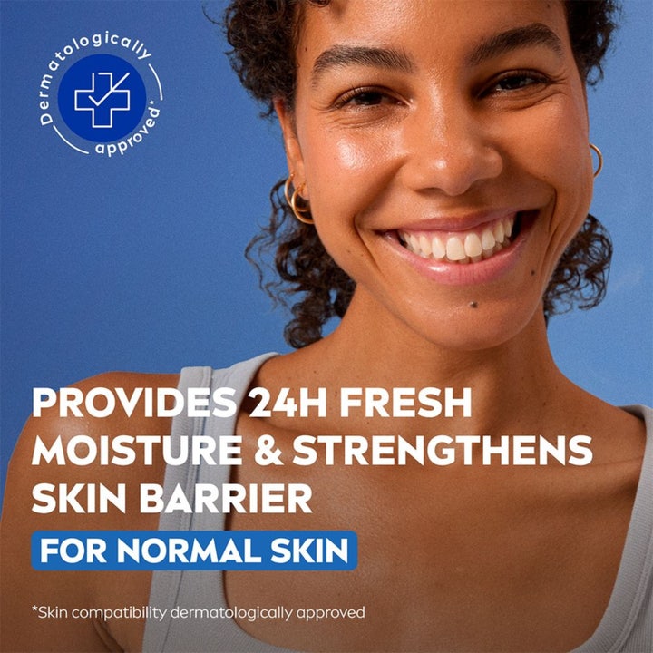 NIVEA Refreshing Day Cream 50 ml fugtgivende dagcreme giver frisk glød og styrket hudbarriere på en smilende kvinde.