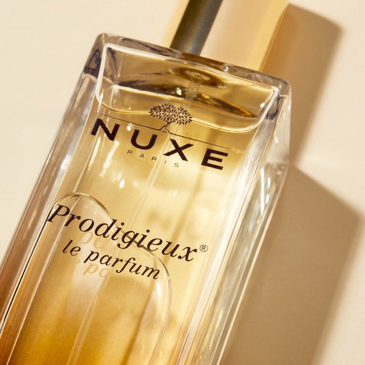 Nuxe Prodigieux le parfum 50 ml skaber en varm duft i en elegant glasflakon med gylden væske og guldhætte.