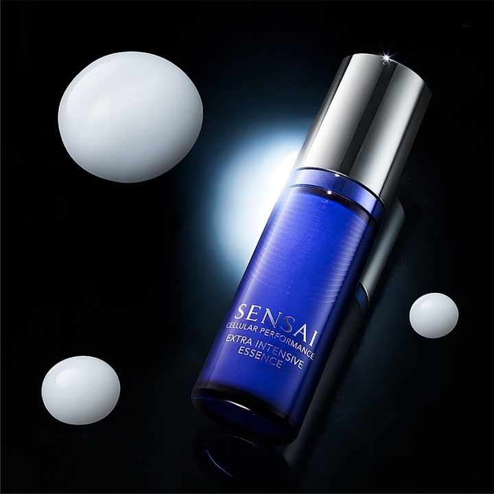 Sensai Cellular Performance Extra Intensive Essence 40 ml energigivende essence i blå glasflaske med sølvlåg.