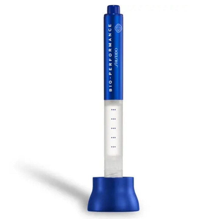 Shiseido Bio-Performance Skin Filler opstrammende serum i en slank blå og hvid applikator stående i en blå base