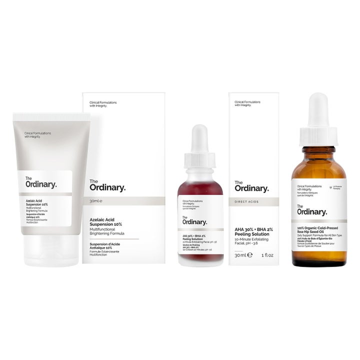 The Ordinary hudplejesæt med lysnende Azelaic Acid rød AHA BHA peeling og Rose Hip Seed Oil i ravgul glasflaske