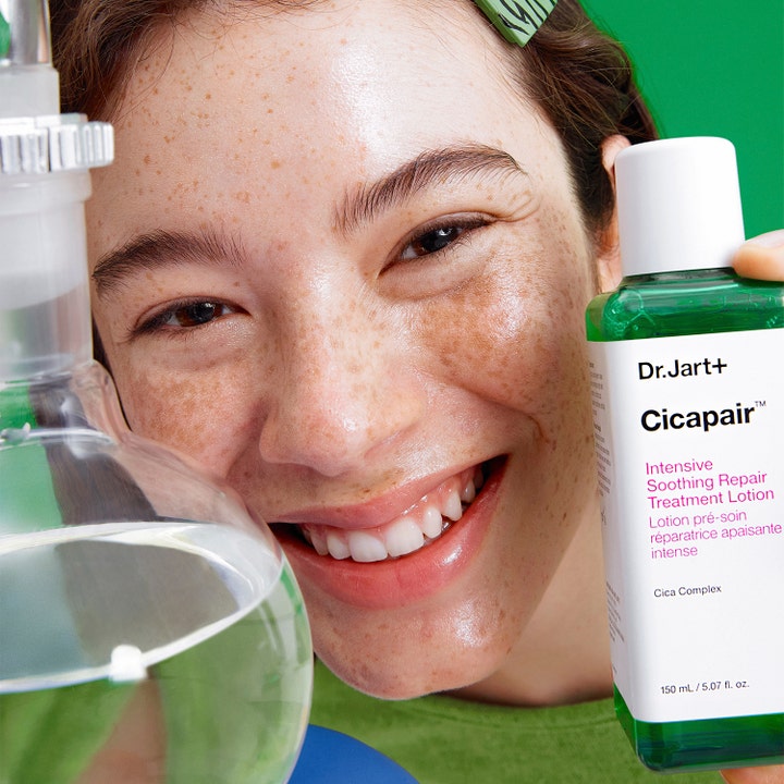 Dr.Jart+ Cicapair Intensive Soothing Repair Treatment Lotion 150 ml beroligende ansigtsvand holdt af en smilende person