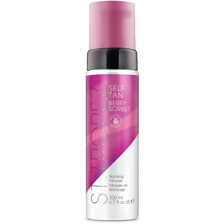 St. Tropez Self Tan Berry Sorbet 200 ml bronzing mousse der giver glød i hvid flaske med bærpink etiket og lyserødt låg.