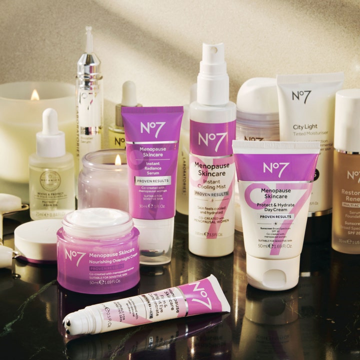 No7 Menopause Skincare Instant Radiance Serum 30 ml glødgivende serum i lilla tube vist med hudplejeserie og lys