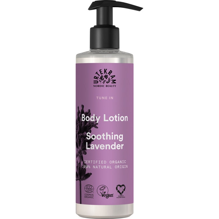 Urtekram Tune In Soothing Lavender Body Lotion beroligende kropspleje i gennemsigtig flaske med lilla etiket og sort pumpe.