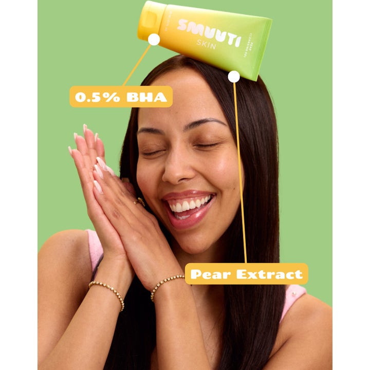 Smuuti Skin Pear Cleansing Gel 150 ml eksfolierende rensegel med 0,5% BHA og pæreekstrakt vist på en smilende model.