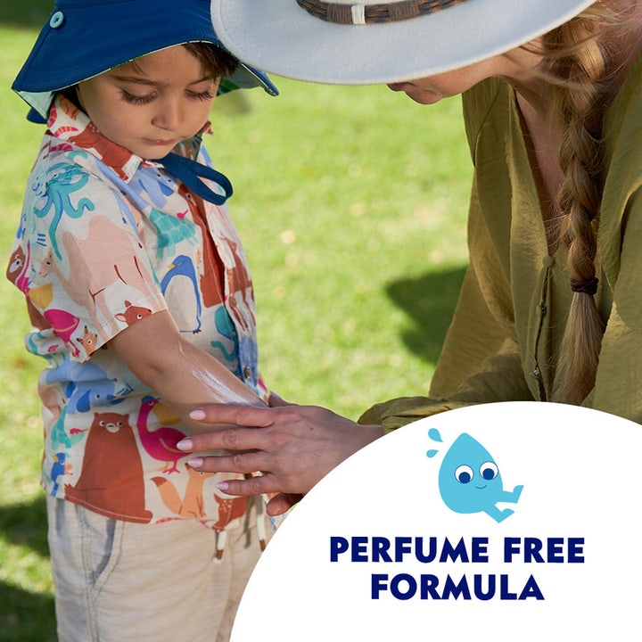 NIVEA Sun Kids Protect & Sensitive Spray SPF50+ 200 ml solcreme påføres et barns arm og har en parfumefri formel