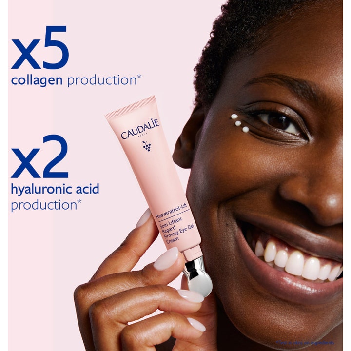 Caudalie Resveratrol-Lift Firming Eye Gel Cream 15 ml øger kollagen i lyserød tube holdt af smilende kvinde