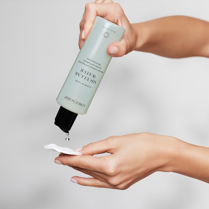 Löwengrip Clean & Calm Micellar Water 230 ml beroligende ansigtsrens der hældes på en hvid vatrondel