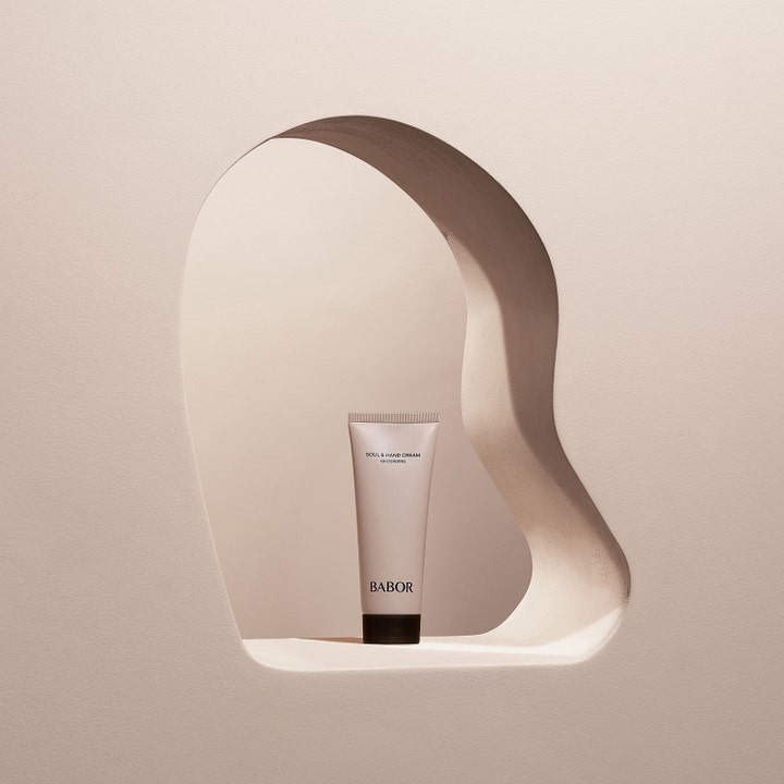 Babor Soul & Body Hand Cream 75 ml plejende håndcreme i beige tube i en kunstnerisk og skulpturel ramme.