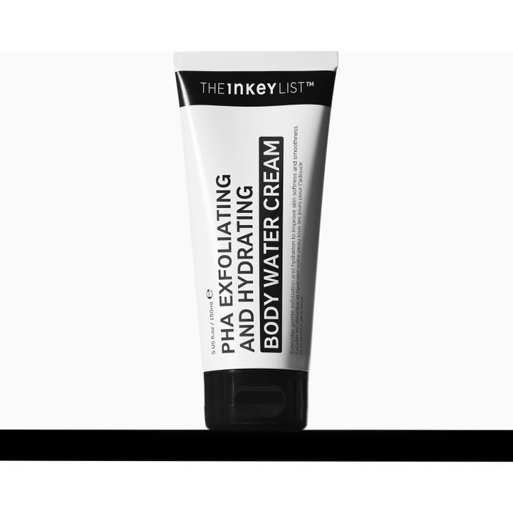The INKEY List PHA Exfoliating and Hydrating Body Water Cream 150 ml eksfolierende bodylotion i hvid tube på lyseblå bund