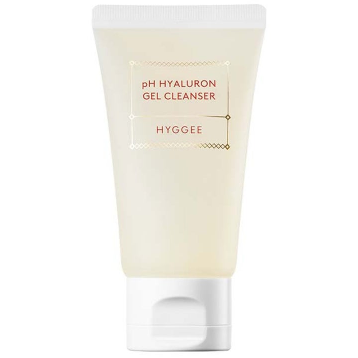 HYGGEE pH Hyaluron Gel Cleanser fugtgivende ansigtsrens i en hvid semitransparent tube med hvidt vippelåg