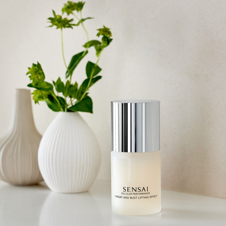 Sensai Cellular Performance Throat And Bust Lifting Effect 100 ml opstrammende kropspleje i frostet flaske med sølvlåg