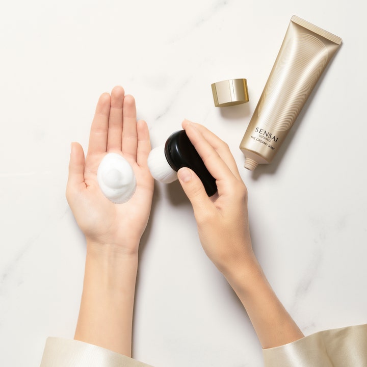 Sensai Ultimate The Creamy Soap 125 ml luksuriøs ansigtsrens med luftigt hvidt skum og rensebørste ved guld tube