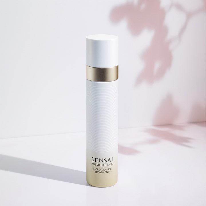 Sensai Absolute Silk Micro Mousse Treatment 90 ml fugtgivende toner i hvid flaske med guldring og bløde skygger