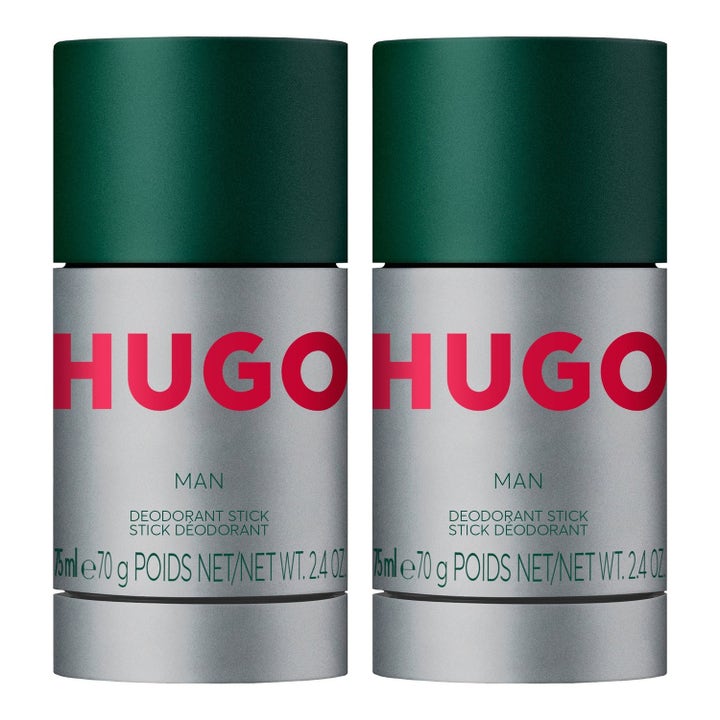 Hugo Boss HUGO Man 75 ml deodorant stick giver friskhed i to sølvfarvede cylindere med mørkegrønne låg og rød skrift