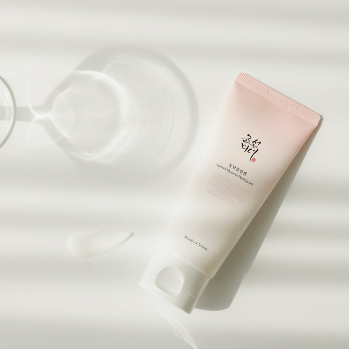 Beauty of Joseon Apricot Blossom Peeling Gel 100 ml eksfolierende ansigtsskrub i hvid tube med synlig hvid geltekstur