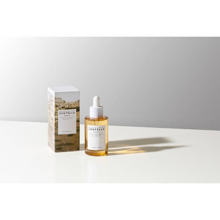 SKIN1004 Madagascar Centella Ampoule 55 ml beroligende serum i glasflaske med hvid pipette ved siden af æsken