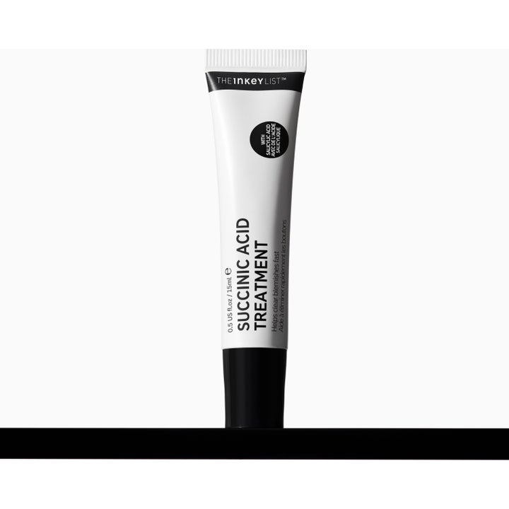 The INKEY List Succinic Acid Treatment 15 ml mod urenheder med grøn creme på hvid tube
