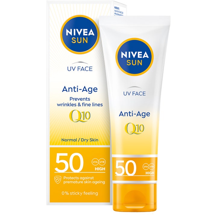 Nivea Sun UV Face Anti-Age Q10 SPF 50 solcreme mod rynker i hvid tube og papæske med klare gule detaljer.