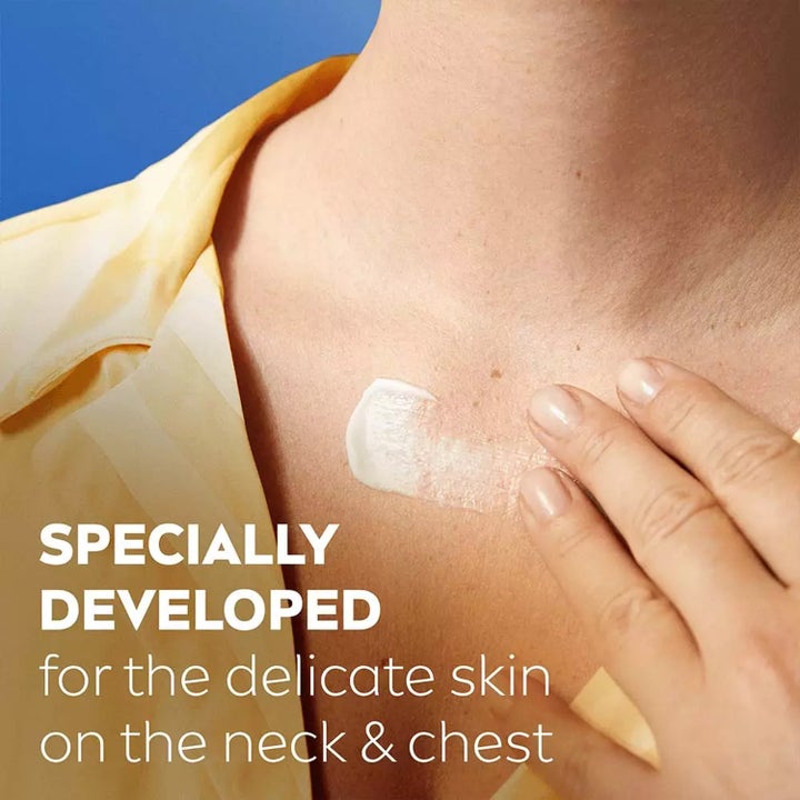 NIVEA Q10 Firming Anti-wrinkle Neck & Chest Cream 200 ml påføres på brystet for en opstrammende effekt.