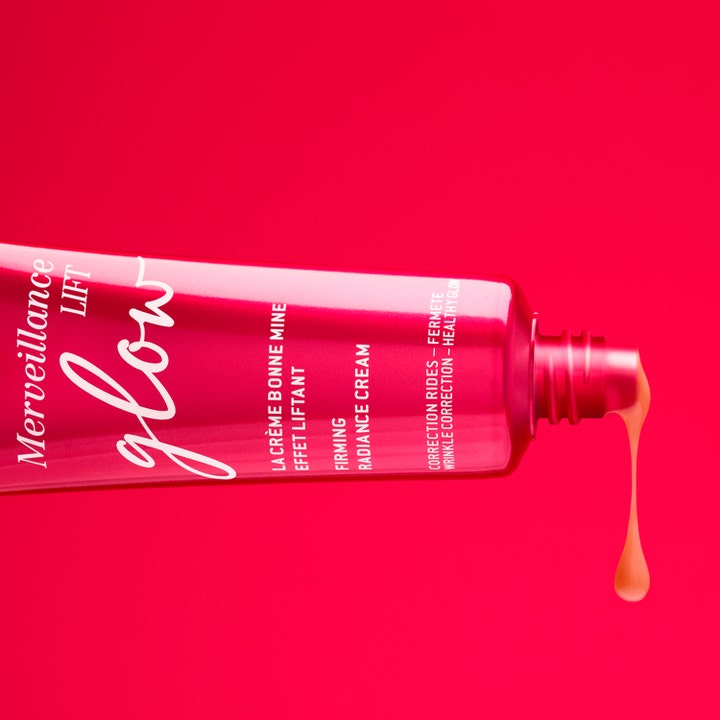 Nuxe Merveillance Lift Glow 50 ml opstrammende dagcreme i pink tube med en dråbe ferskenfarvet creme