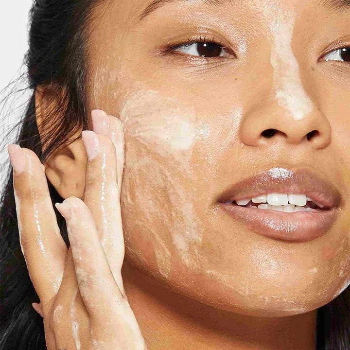 Dermalogica Daily Milkfoliant Duo 2 x 13 g beroligende ansigtspeeling der påføres som en cremet hvid tekstur.