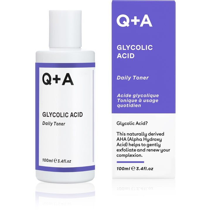 Q+A Glycolic Acid Daily Toner 100 ml eksfolierende toner med AHA i hvid flaske ved siden af lilla æske