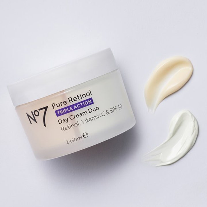 No7 Pure Retinol Triple Action Day Cream Duo 2 x 50 ml dagcreme med SPF 30 i hvid krukke med to cremede teksturprøver