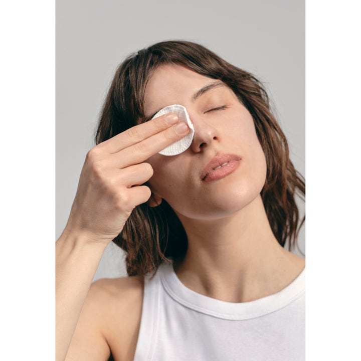Jorgobé Micellar Cleansing Water 150 ml effektiv ansigtsrens brugt af kvinde med vatrondel til øjenmakeup.