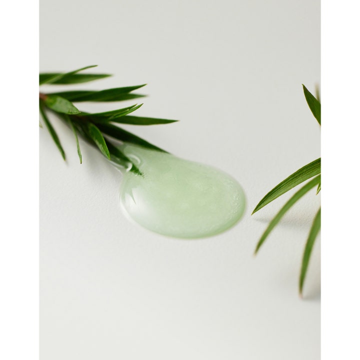 Some By Mi Aha-Bha-Pha 30 Days Miracle Serum 50 ml eksfolierende serum vist som en lysegrøn dråbe ved grønne blade