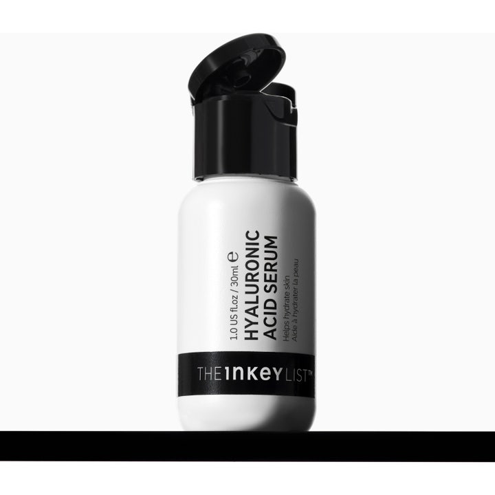 The INKEY List Hyaluronic Acid Serum 30 ml fugtgivende hyaluronsyreserum viser produktets klare dråber og lette tekstur