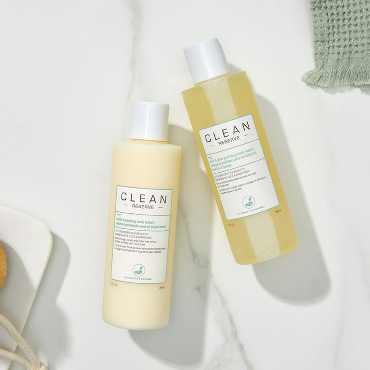 Clean Reserve Buriti & Aloe Shower Gel 296 ml rensende duschtvål i gennemsigtig flaske på hvidt marmorunderlag