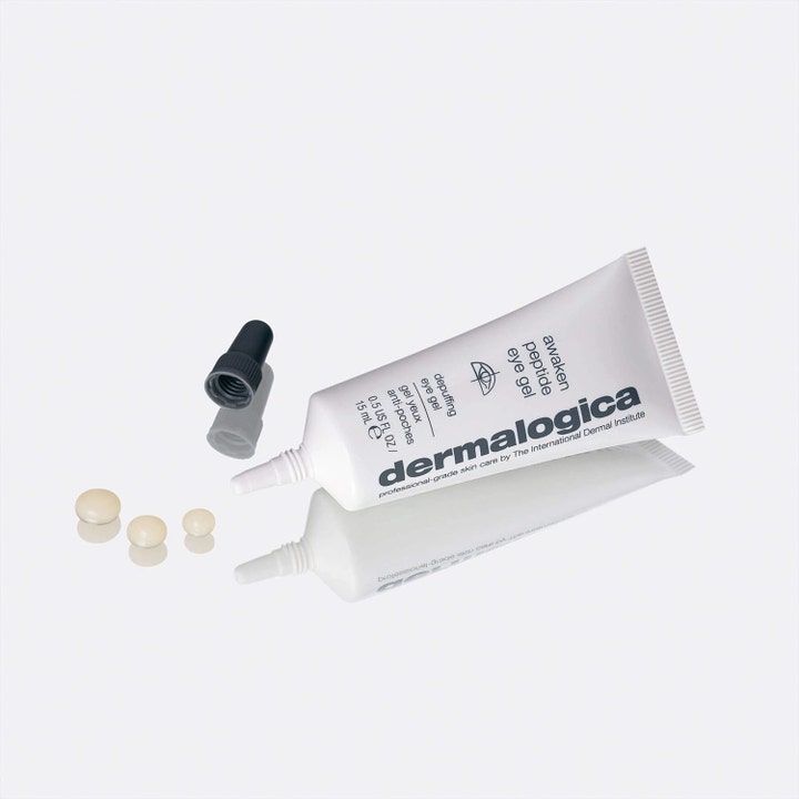 Dermalogica Awaken Peptide Eye Gel 15 ml øjengel mod hævelser i hvid tube med åbent låg og tre dråber cremet gel