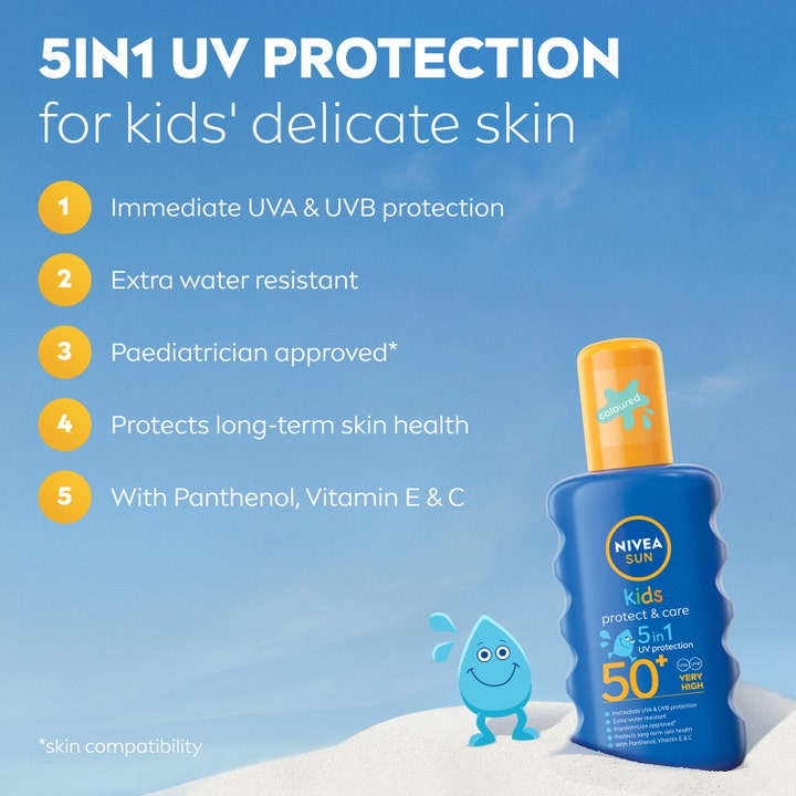 NIVEA Sun Protect & Care Kids Spray SPF50+ 200 ml solcreme til børn giver 5-i-1 UV-beskyttelse mod en blå sommerhimmel.