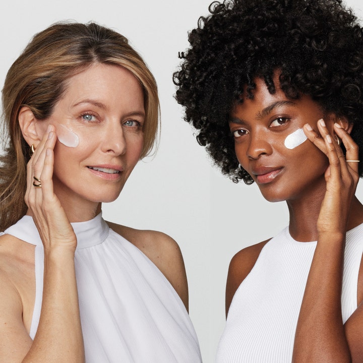 Estée Lauder DayWear 24H-Moisture Creme 50 ml fugtgivende dagcreme påføres på kinderne af to kvinder