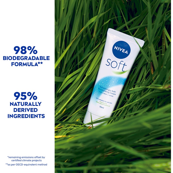 Nivea Soft 75 ml fugtgivende creme i hvid tube i grønt græs med 98% biologisk nedbrydelig formel.