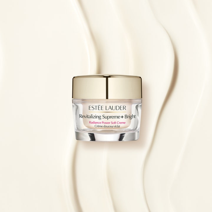 Estée Lauder Revitalizing Supreme+ Bright 50 ml dagcreme giver glød i glaskrukke med guldlåg på cremet tekstur