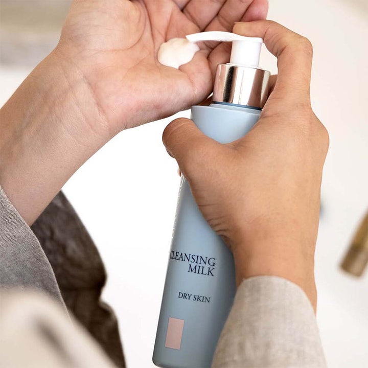 Beauté Pacifique Cleansing Milk Dry Skin 200 ml fugtgivende rengøringsmælk pumpes ud i hånden fra lyseblå flaske
